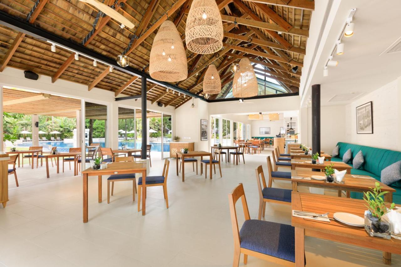 Outrigger Khao Lak Beach Resort - Sha Extra Plus Εξωτερικό φωτογραφία The restaurant at the resort