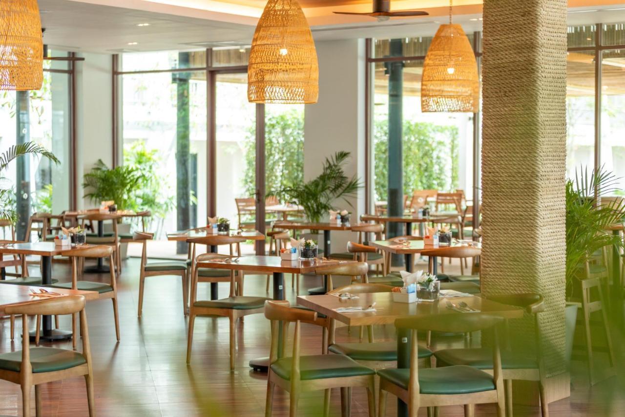 Outrigger Khao Lak Beach Resort - Sha Extra Plus Εξωτερικό φωτογραφία The restaurant