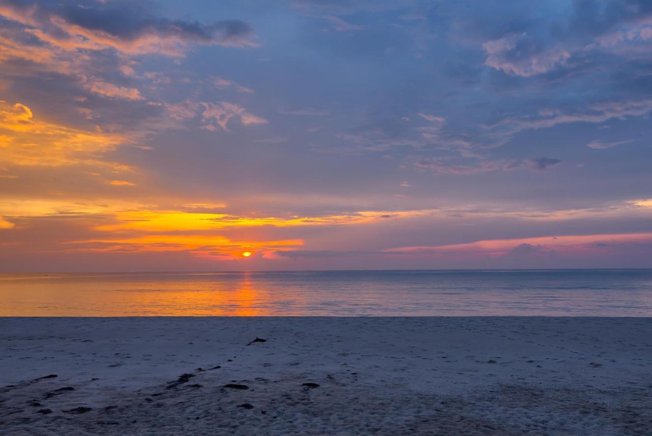 Outrigger Khao Lak Beach Resort - Sha Extra Plus Εξωτερικό φωτογραφία Sunset over the Gulf of Riga