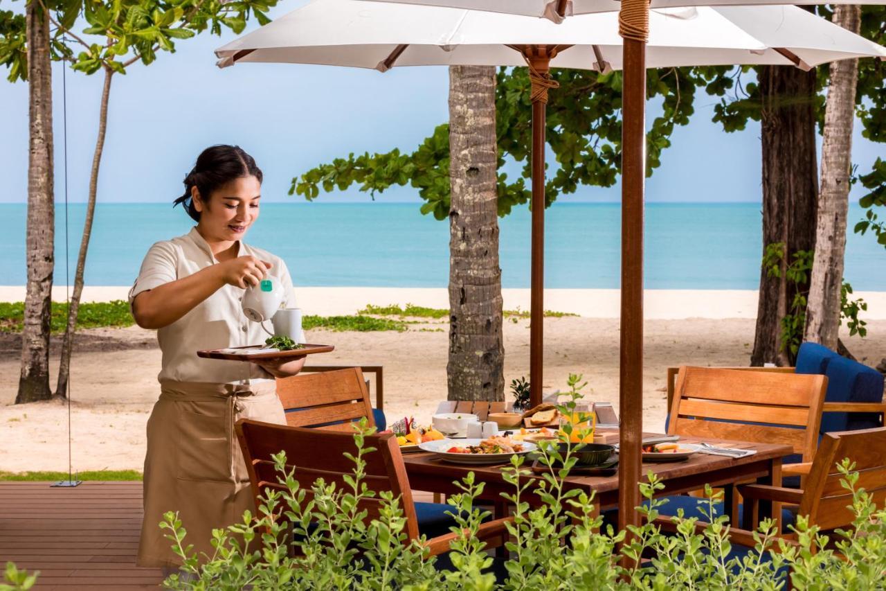 Outrigger Khao Lak Beach Resort - Sha Extra Plus Εξωτερικό φωτογραφία A Thai waitress at a resort